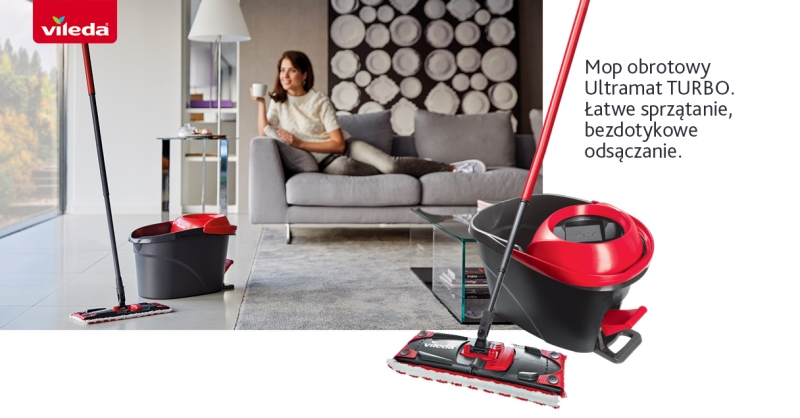 Pani siedząca na kanapie, zadowolona po umuciu podłogi mopem obrotowym Ultramat Turbo
