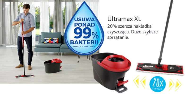 Zadowolony Pan myje podłogę mopem obrotowym Vileda Ultramax Turbo XL
